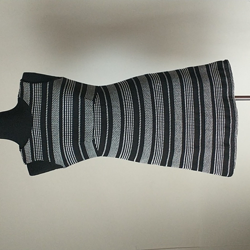 Black and White Sleeveless Dress - Picture 1 of 8